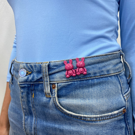 Pin UGBA 🐰 (Ajustador de Pantalón y Pin)